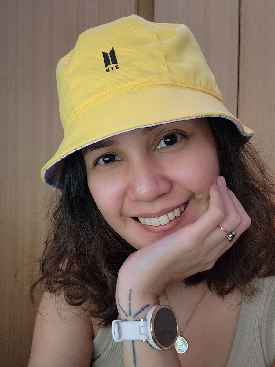 tk5ever's tweet photo. super into this dna reversible bucket hat ♡ wished so hard for it to fit me when i saw it online because i have a huge head (i normally wear M/L mens head accs lol) 🤣 https://t.co/53yKuFzCXV