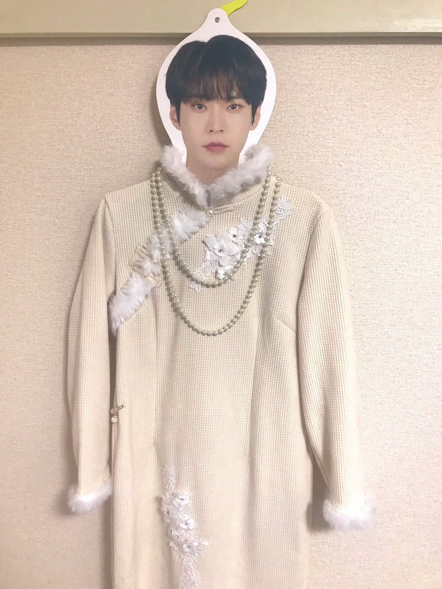 我：老公，天冷了，穿冬装吧
金道英：听我说，谢谢你，因为有你，温暖了四季