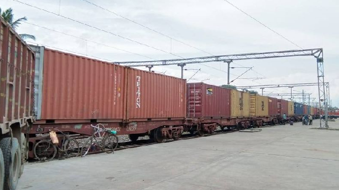 RailAnalysis's tweet photo. Indian Railways to develop 100 Gati Shakti cargo terminals by 2025
Read more...https://t.co/YWC8nkLutK
#indianrailways #railway #electrical #gatishakti #cargoterminals #stations #infrastructure #construction #development #electronic #project https://t.co/XXI8r6NMMF