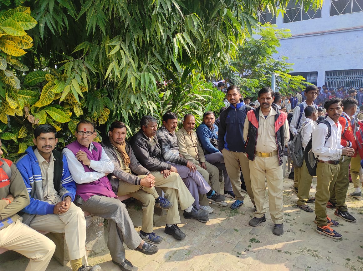 फर्रूखाबाद में दैनिक जागरण द्वारा आयोजित सड़क सुरक्षा शपथ कार्यक्रम में प्रतिभाग करते हुए स.क्षे.प्र. व चालक-परिचालक।