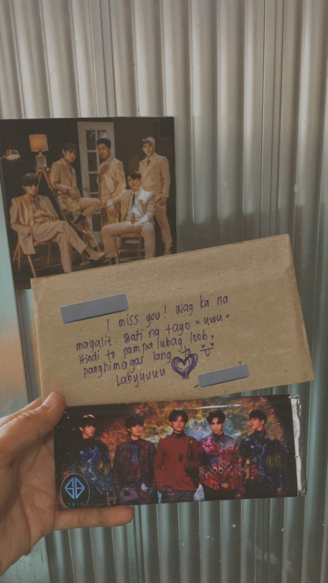 dearstelljun's tweet photo. basta na lang sumusulpot sa locker. sigi na nga, bati na tayo. manonood pa rin tayo ng concert. alam mo kahinaan ko e, chocolates tapos SB19 pa packaging. 🙄 https://t.co/f0ngRW839H