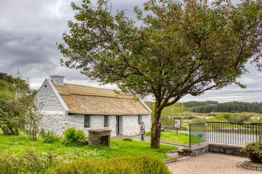 Take a trip to visit the Quiet Man replica cottage in Maam Cross. Book a stay in the Clifden Station House Hotel, direct, to get our best rates, always: bit.ly/3a8q75S #clifdenstationhouse