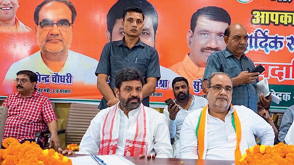 PI_official1008's tweet photo. लखनऊ: बीजेपी प्रदेश कार्यालय पर चल रही बैठक,
खतौली, मैनपुरी सीट की हार को लेकर समीक्षा ,
भूपेन्द्र चौधरी, संगठन मंत्री धर्मपाल सिंह मौजूद

#lucknownews #Khatauli #MainpuriByElection #Mainpuri #MainpuriBypoll #bjp #dharampalsingh 

@Bhupendraupbjp @dharampalbjpmla @BJP4India https://t.co/Nr7LsOQq1G