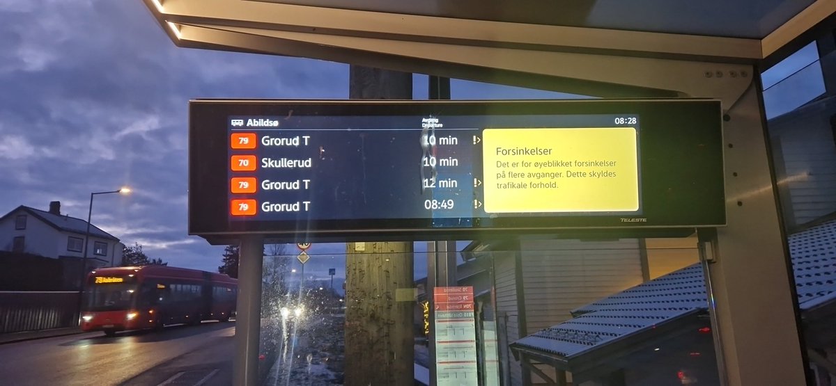Seriøst 10 min forsinka nå, og ikke si rushtrafikk, for det er det ikke. Og det er faen meg kun dere som ser på klokka for å avgjøre om det er rush. Skjerp dere a. Vær så snill