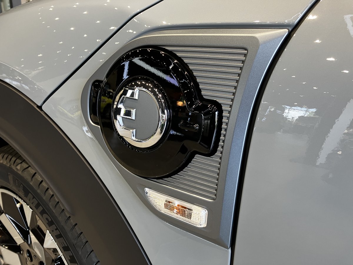 bmwtokyomini's tweet photo. #MINI #Crossover Untamed EditionのPHEVは、こだわりが詰まったモデルです。
.
例えば充電口。
MINIの #PHEV の充電口は黄色なのですが、#UntamedEdition は特別にグレー。

#UntamedEdition の購入を希望される方はMINI TOKYO BAYとMINI六本木までご相談ください。

#エコカー https://t.co/ZtwdFRawhI