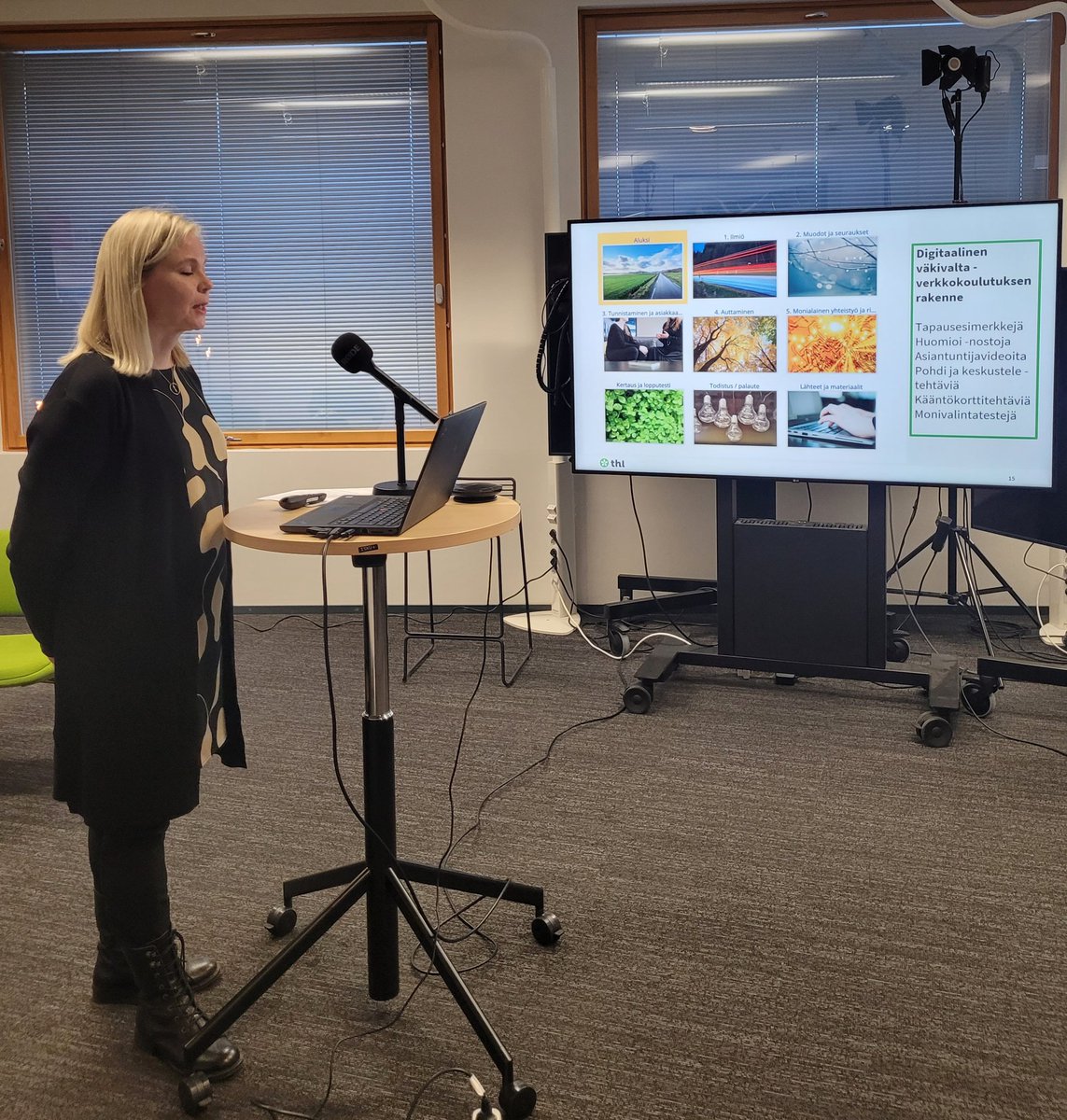 Uusinta <a href="/THLorg/">THL</a>'n verkkokouluissa on tänään julkaistu #digitaalinenväkivalta verkkokoulu. <a href="/AKarhinenSoppi/">Anu Karhinen-Soppi</a> esittelee julkaisuseminaarissa digitaalisen väkivallan verkkokoulutuksen sisältöä.