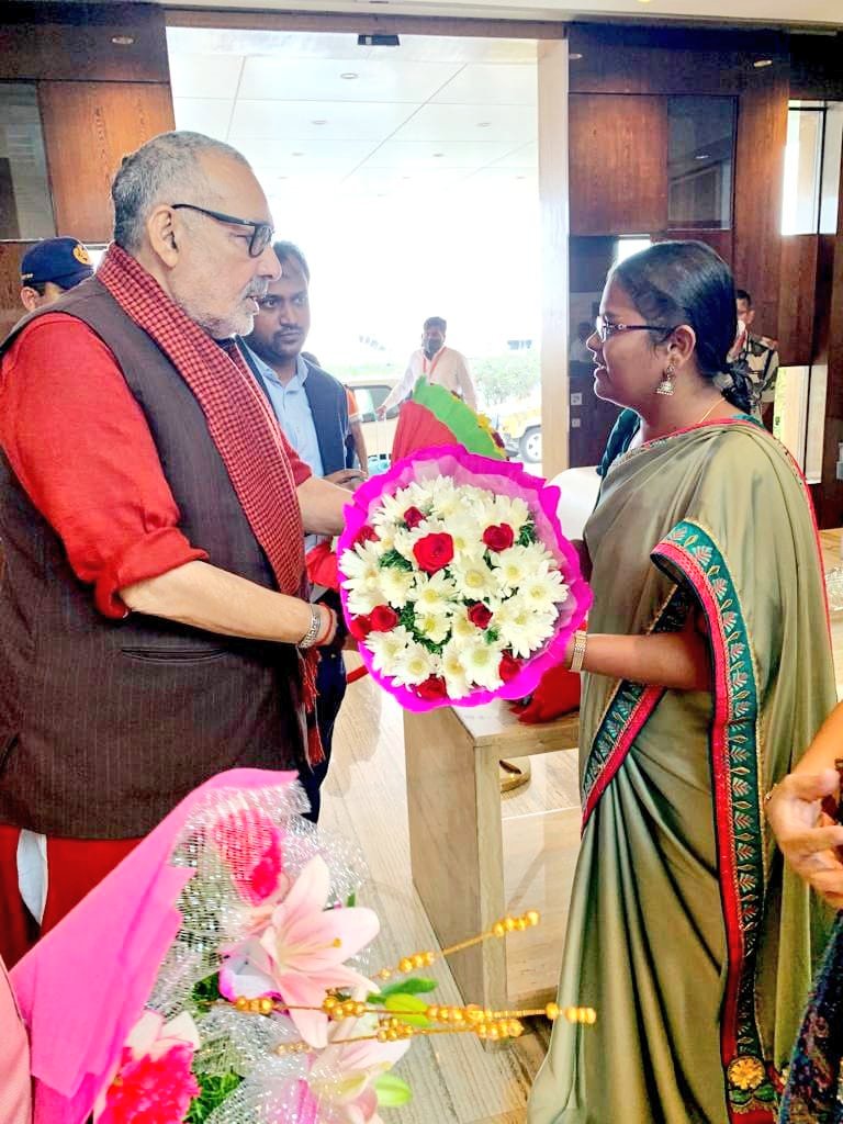 VBGRAMGKAR's tweet photo. Sri Giriraj Singh @girirajsinghbjp Hon'ble Union minister for #RDPR @MoRD_GoI &amp; @mopr_goi was welcomed by RD commissioner @shilpa_nag and MD NRLM @ragapriyaRudra at Bengaluru today. https://t.co/dungjs1PdE