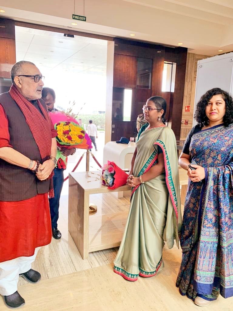 VBGRAMGKAR's tweet photo. Sri Giriraj Singh @girirajsinghbjp Hon'ble Union minister for #RDPR @MoRD_GoI &amp; @mopr_goi was welcomed by RD commissioner @shilpa_nag and MD NRLM @ragapriyaRudra at Bengaluru today. https://t.co/dungjs1PdE