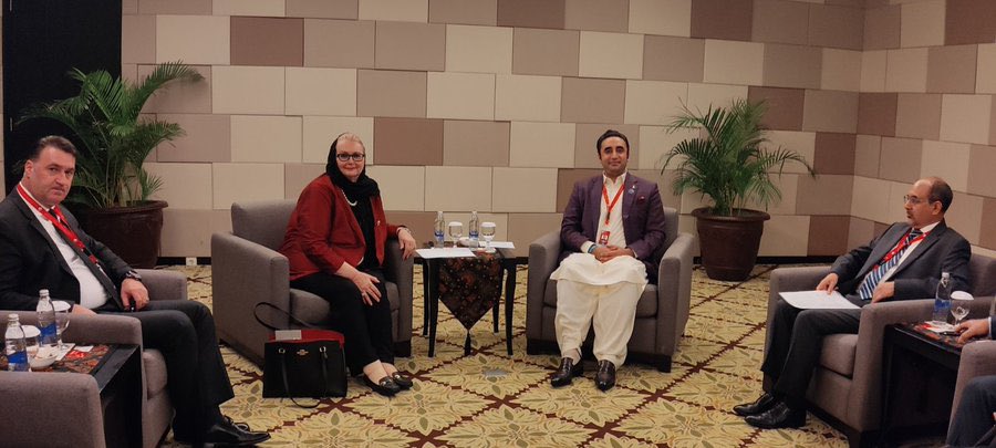 ArifBal24635918's tweet photo. Glad to meet FM of Bosnia Herzegovina 🇧🇦 @BiseraTurkovic on sidelines of #BDF15 Bali, 🇮🇩 today. Mutually reinforced that bilateral relations must be encouraged by expanding areas for increased cooperation in diverse fields particularly through people-to-people contacts.#Karachi https://t.co/ToFUdAABGm