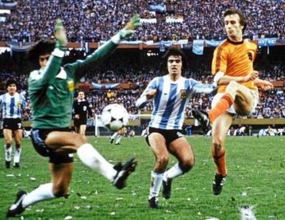 Het slangenmens en Anderlecht-icoon Robbie Rensenbrink schoot in 1978 tegen Argentinië tegen de paal.

Vanavond zijn de spitsen van Oranje trefzekerder. 

Om 20h00 in <a href="/HollandHouseBxl/">Holland House Brussels</a> : #NEDARG 

⚽️⬇️

hollandhousebrussels.eu/events/wk-voet…