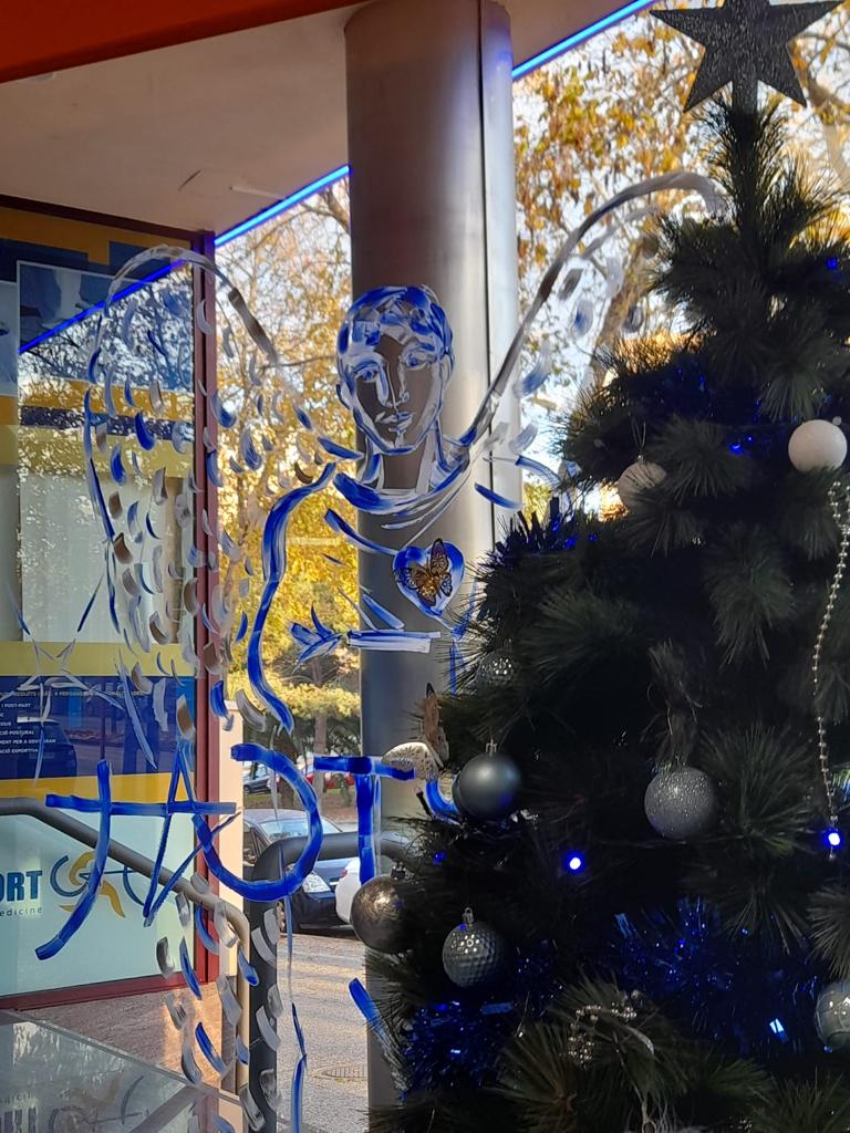 🎨 El pintor Pere Romagós, conegut artísticament com a Isaac d’Aiguaviva, ens ha donat un toc més nadalenc a les instal·lacions d'#Sportcat 🎄

😍 Ens encanta com han quedat els vidres de l'entrada amb el seu art. Moltes gràcies! ☺️

#girona