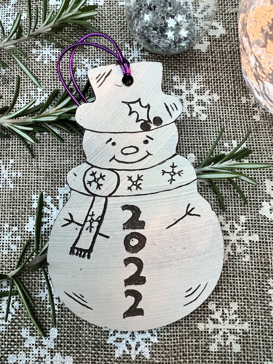 SE7Potter's tweet photo. Remember the workshop I did @orncgreenwich to celebrate @LoveMuseumShops? They are fired, threaded and on their way back to the participants, so much enjoyed by us all. (Pst: do explore #MuseumShops they’re brilliant) #MakingChristmas #Handmade #GreenwichAtChristmas https://t.co/c69owaqCnY