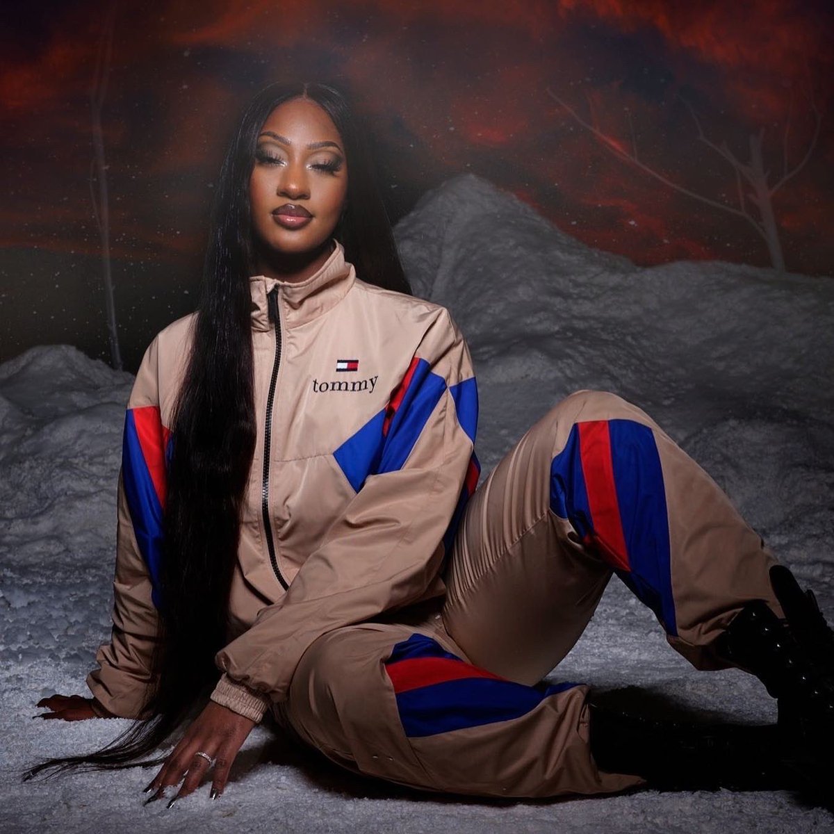bouncenetworks's tweet photo. . @temsbaby in Tommy Hilfiger for @highsnobiety ✨❤️

#tems #fashion #tommyhilfiger #highsnob #artist https://t.co/vTt6yuy31d