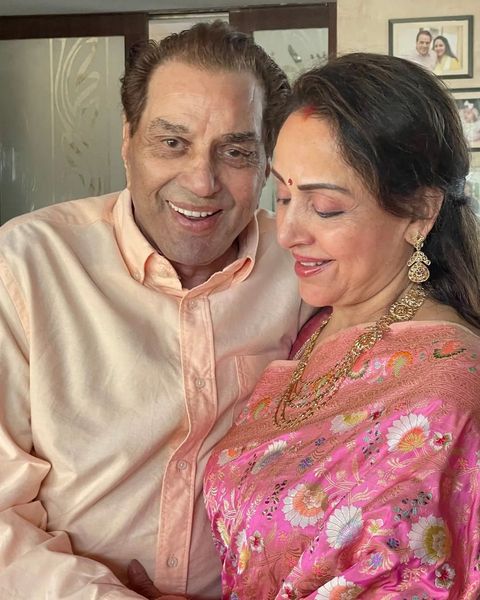 dailypostpunjab's tweet photo. ਹੇਮਾ ਮਾਲਿਨੀ ਨੇ ਸਾਂਝੀਆਂ ਕੀਤੀਆਂ ਪਤੀ ਧਰਮਿੰਦਰ ਦੇ ਜਨਮਦਿਨ ਦੀਆਂ ਖੂਬਸੂਰਤ ਤਸਵੀਰਾਂ

#BollywoodActress #HemaMalini #SharePictures #Celebarte #Birthday #CakeCutting #Husband #Dharmendra
#GalleryPics #Dailypostpunjabi https://t.co/bN6COagBHQ