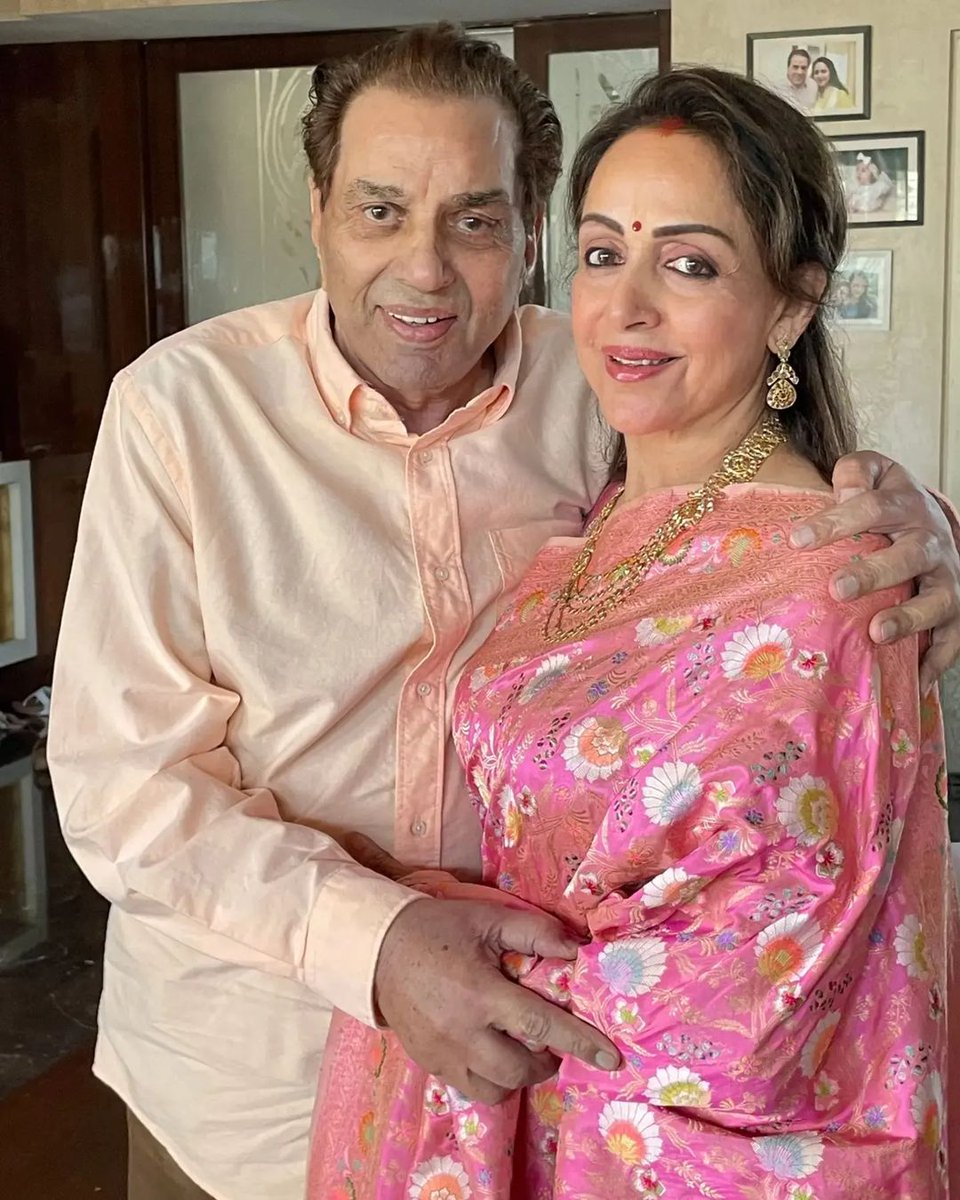 dailypostpunjab's tweet photo. ਹੇਮਾ ਮਾਲਿਨੀ ਨੇ ਸਾਂਝੀਆਂ ਕੀਤੀਆਂ ਪਤੀ ਧਰਮਿੰਦਰ ਦੇ ਜਨਮਦਿਨ ਦੀਆਂ ਖੂਬਸੂਰਤ ਤਸਵੀਰਾਂ

#BollywoodActress #HemaMalini #SharePictures #Celebarte #Birthday #CakeCutting #Husband #Dharmendra
#GalleryPics #Dailypostpunjabi https://t.co/bN6COagBHQ