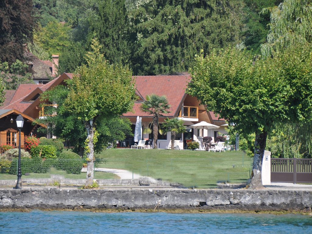 AnnecyAgency's tweet photo. Start planning your 2023 holiday now and stay by the edge of the lake in a beautiful luxury villa with 4 bedrooms and 3 bathrooms for 8 people. https://t.co/jvCUW9smg4 #lakeanncey #france #francevillas #luxurylife #luxurytravel #frenchvillas #luxuryhomes https://t.co/Plirh0jyut