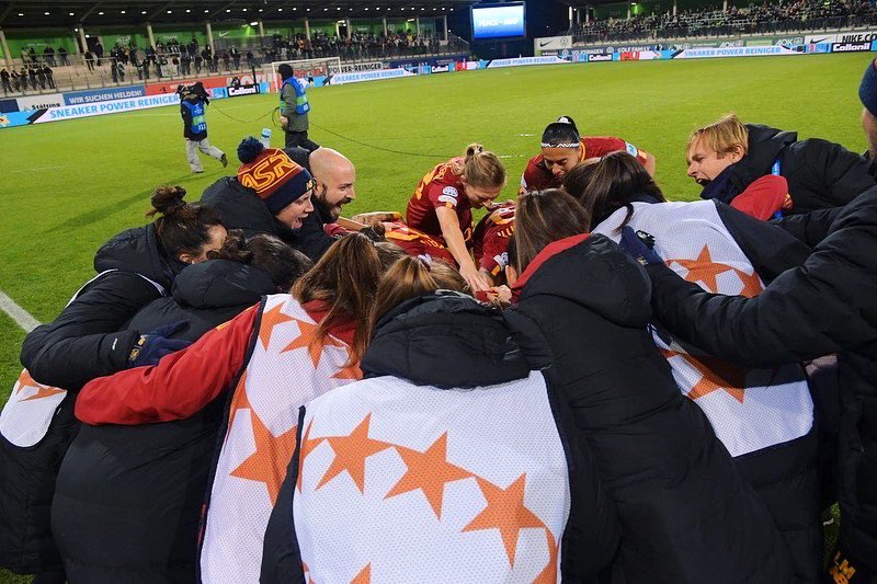 ElenaLinari's tweet photo. Una sconfitta che ci lascia un po’ di amaro in bocca per quanto abbiamo costruito, ma che ci rende anche tanto consapevoli che siamo sulla strada giusta per creare qualcosa di #magico. #forzaroma💛❤️ @ASRomaFemminile #el32 #resilienza♻️ #tutteinsieme https://t.co/f0IrBNvewU