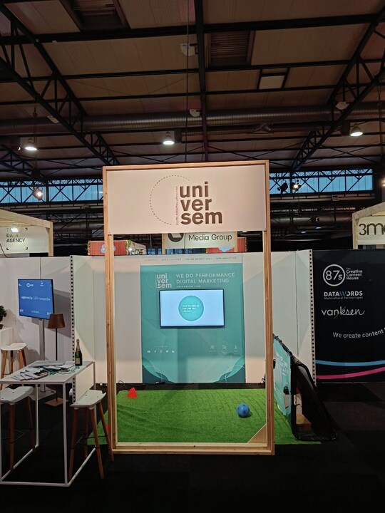 Universem tweet media