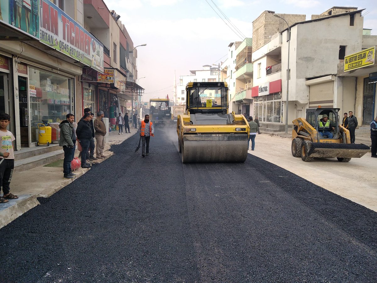 sanliurfabld's tweet photo. 📍Akçakale

Fevzi Çakmak Mahallesi, İbrahim Gündoğan Caddesi'nde sıcak asfalt serim çalışmalarımız devam ediyor🚧

Yenilenen ve uzun ömürlü yol planlamalarımızla ilçelerimizin hizmetindeyiz. https://t.co/osHEG3uFsA
