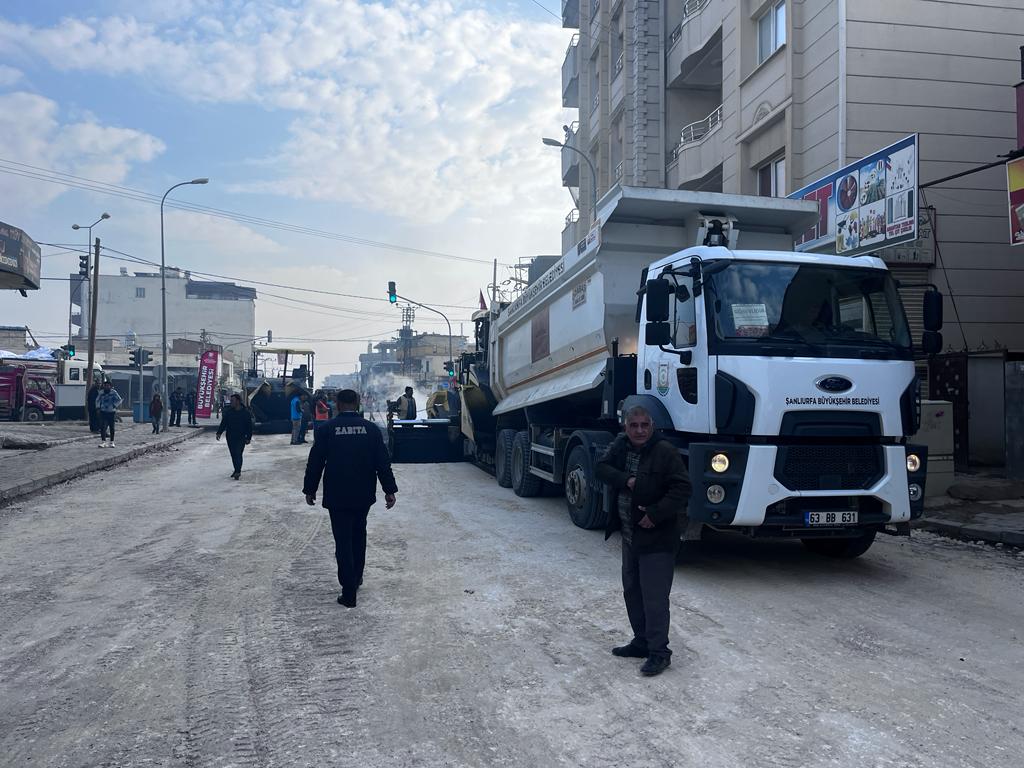 sanliurfabld's tweet photo. 📍Akçakale

Fevzi Çakmak Mahallesi, İbrahim Gündoğan Caddesi'nde sıcak asfalt serim çalışmalarımız devam ediyor🚧

Yenilenen ve uzun ömürlü yol planlamalarımızla ilçelerimizin hizmetindeyiz. https://t.co/osHEG3uFsA