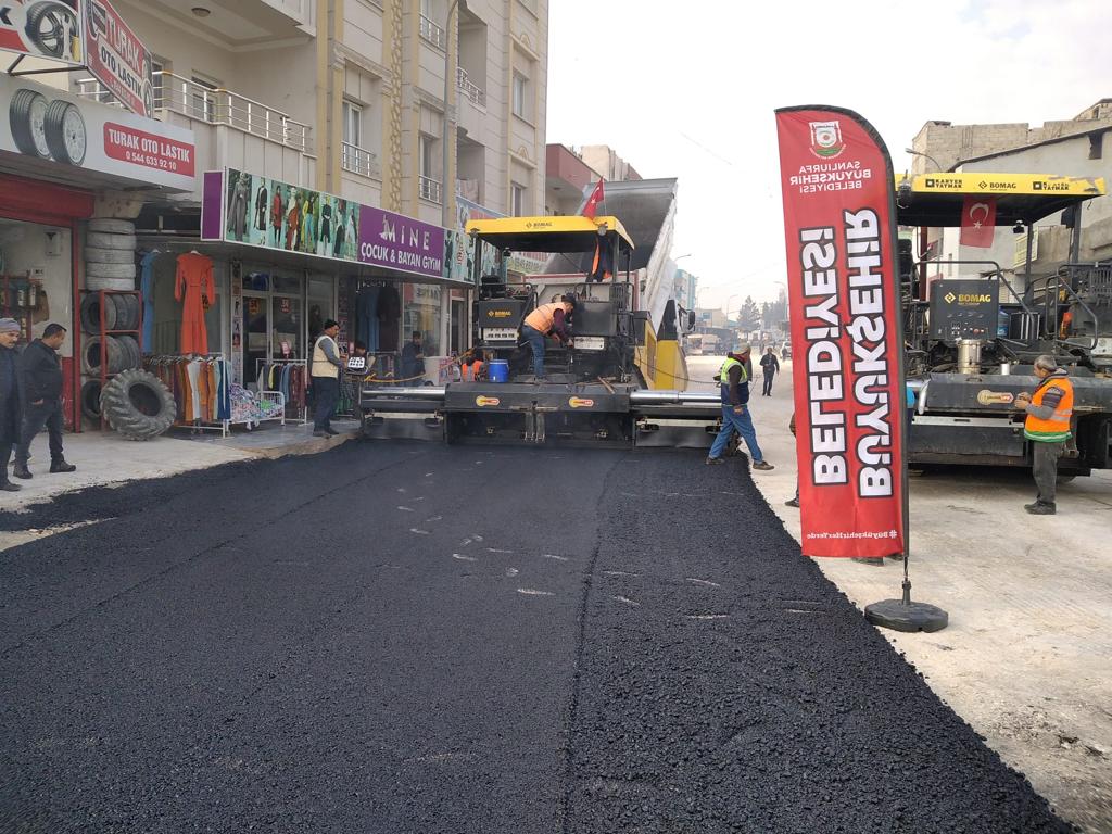 sanliurfabld's tweet photo. 📍Akçakale

Fevzi Çakmak Mahallesi, İbrahim Gündoğan Caddesi'nde sıcak asfalt serim çalışmalarımız devam ediyor🚧

Yenilenen ve uzun ömürlü yol planlamalarımızla ilçelerimizin hizmetindeyiz. https://t.co/osHEG3uFsA