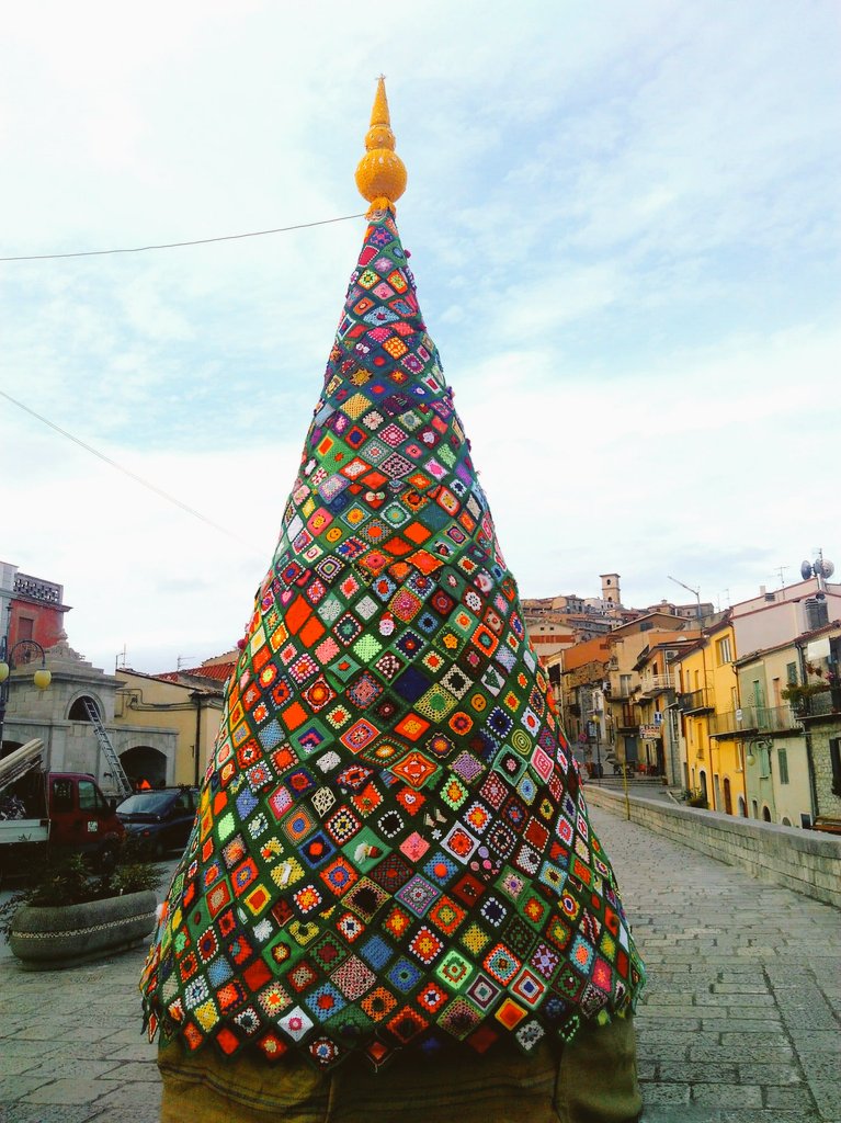 #WOMENSART (@womensart1) on Twitter photo 6 meter high Christmas tree, Trivento, Italy, made with 1,300 donated crochet squares #WomensArt 6 meter high Christmas tree, Trivento, Italy, made with 1,300 donated crochet squares #WomensArt