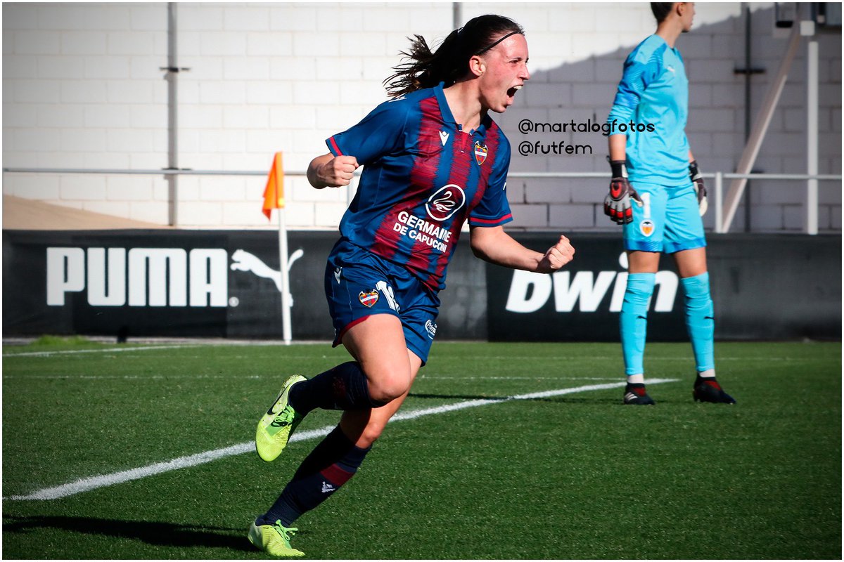 martalog90's tweet photo. Estoy buscando medio para poder seguir desarrollando mi trabajo de fotógrafa en los terrenos de juego

Con un RT me ayudas ❤️⚽️📸 https://t.co/j4pHV1rfiU