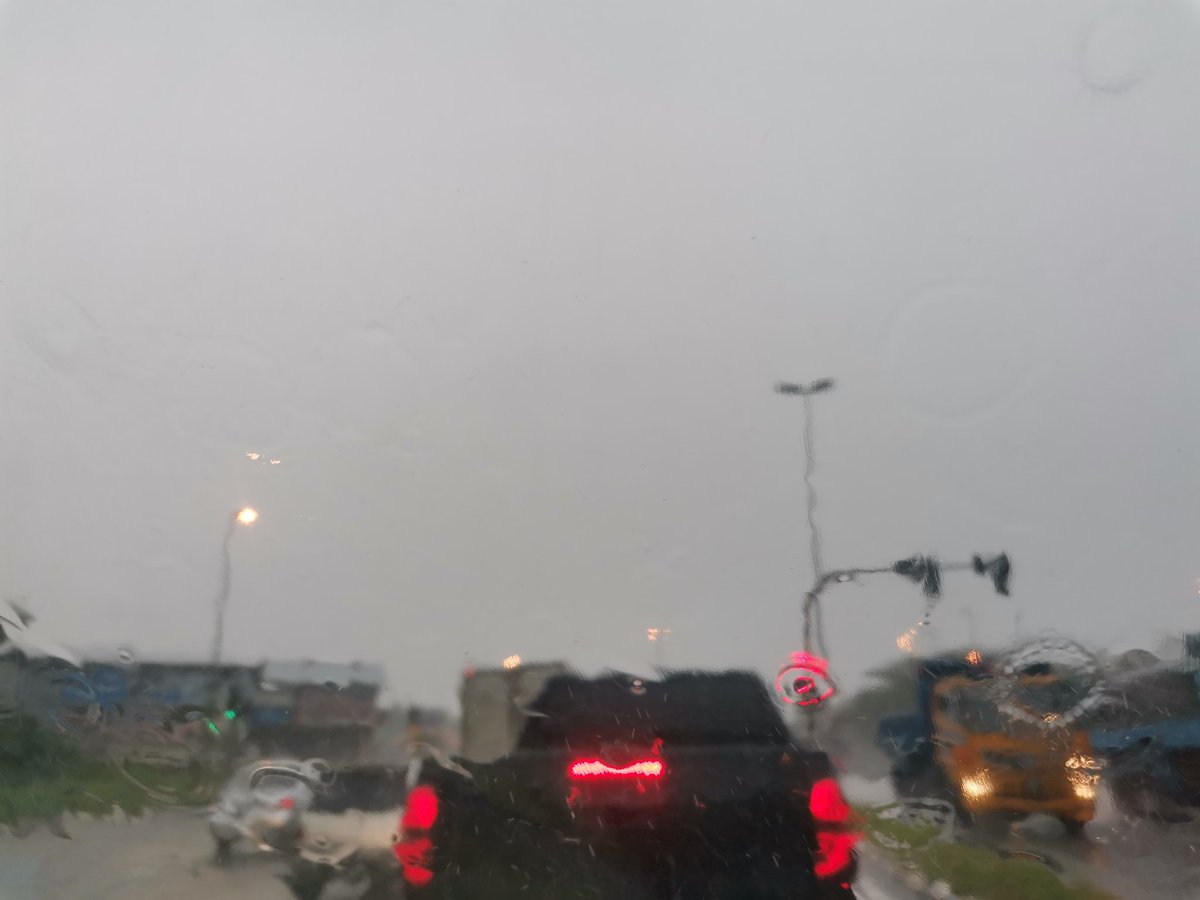 下雨了啊啊啊～～～～路上到处是积水啊～～～～～～