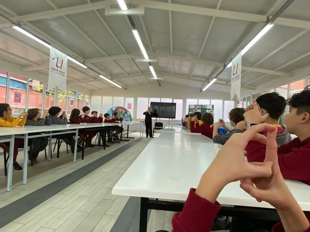 erakolejiflorya's tweet photo. Uğur Ortaokulu öğrencileri olarak bilgi dağarcığımıza yeni bir dil eklemek üzere harekete geçtik! İşaret dili eğitmeni Gökben Keleş eğitmenliğinde okulumuzda verilen "İşaret Dili" sunumuna katıldık. İşaret dilini ve nasıl kullanılması gerektiğini öğrendik.

#floryauğurkoleji https://t.co/nTBNidSNCh