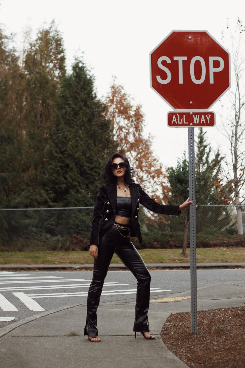 #RossarioGeorge is a label that embodies the word "trendsetter." Bringing together a kaleidoscope of styles and textures, #RossarioGeorge is for those who want to celebrate every day and make it unique — regardless of the occasion. 

schonmagazine.com/rossario-georg…