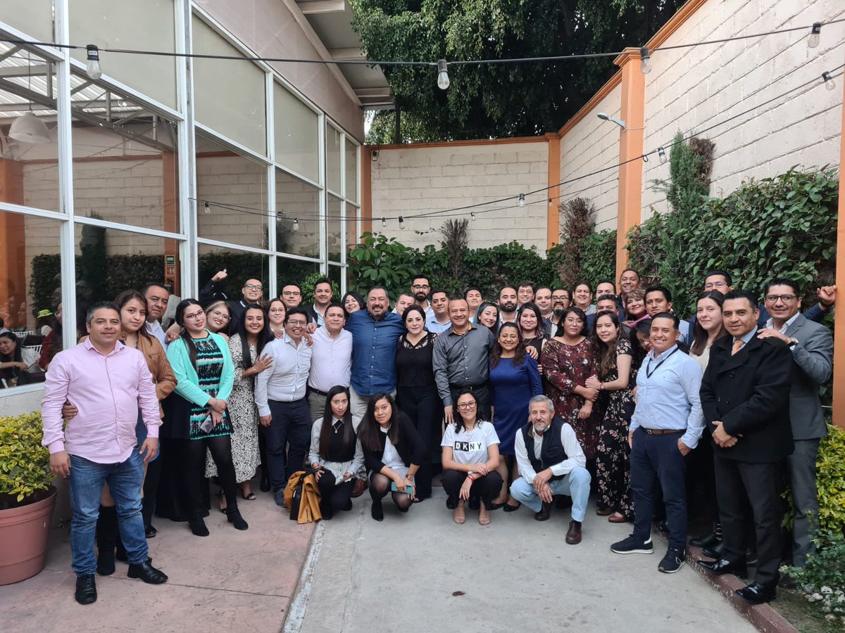 laualzua's tweet photo. Con mis compañeras y compañeros de la @CNPC_MX, de la DG de #ProtecciónCivil encabezada por #OscarZepeda y de la DG para la #GestióndeRiesgos encabezada por #EduardoOlmos celebrando la #vida
Gracias, somos el mejor #equipo, les quiero ¡Felicidades!

Comida de #FinDeAño (07/12/22) https://t.co/IbhPqmbttM