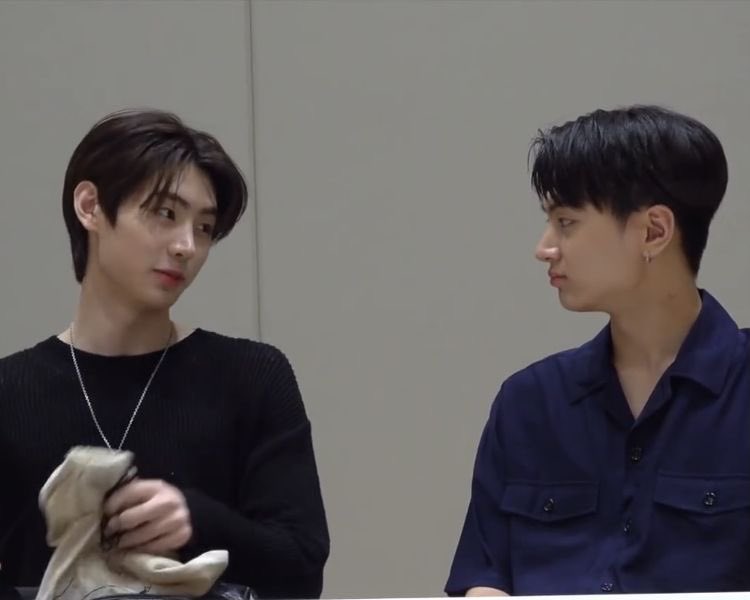 snghselca's tweet photo. pinning this till i get a jayhoon selca https://t.co/rhbWQniq1K