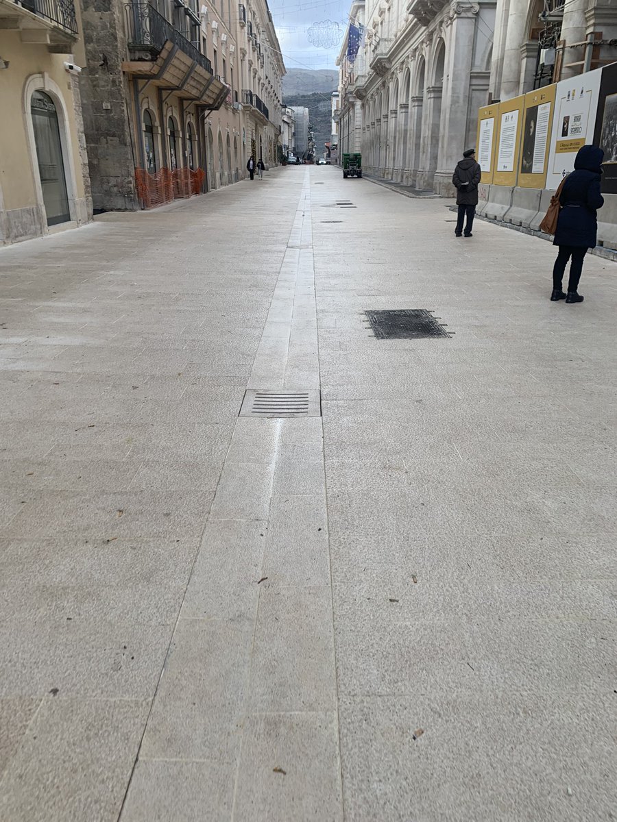 La bellezza della normalità del gesto prendere un caffè, avviarsi verso lo studio alzare lo sguardo e non più costretto da paratie e impedimenti riabbracciare il corso #laquila