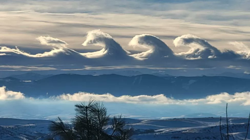 jimrosecircus1's tweet image. Stunned sky-watchers in the US state of Wyoming have snapped photos of a rare cloud formation crashing across the horizon like ocean surf.