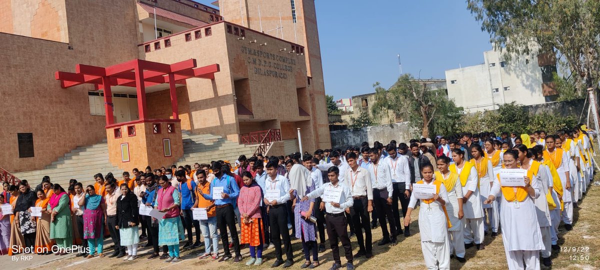 Nss_cmdbilaspur's tweet photo. सी.एम.डी. महाविद्यालय बिलासपुर  में समस्त छात्र छात्राओं रा.से.यो. स्वयंसेवको एवम शिक्षकों द्वारा सड़क सुरक्षा शपत एवम जागरूकता  कार्यक्रम चलाया गया । https://t.co/XoQP9CT4Bt