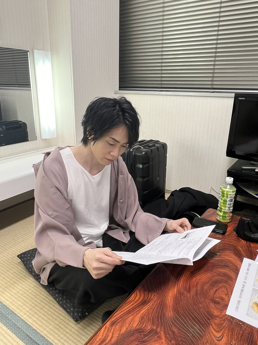 hiroki_staff's tweet photo. 今日の収録前♫

#あの日の恋 MVまもなく18時解禁‼️
https://t.co/RGu5f8sCC1

感想お待ちしてます(^^)/

#台本と睨めっこ
#吉田ひろき https://t.co/AX0VDNpnJr