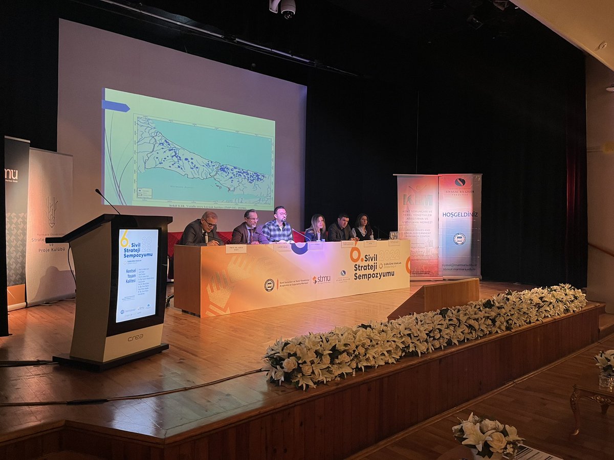 Günün ilk paneli olan “Kentsel Yaşam Kalitesi” paneli Yüksel Demirkaya’nın moderatörlüğünde, Latif Çoşar, Sefa Tombul, Dr. Öğr. Üyesi B. Hande Gürsoy Haksevenler, Prof. Dr. Murat Şeker ve Dr. Öğr. Üyesi Naciye Tuba Yılmaz Soydan’ın katılımı ile gerçekleştirildi.