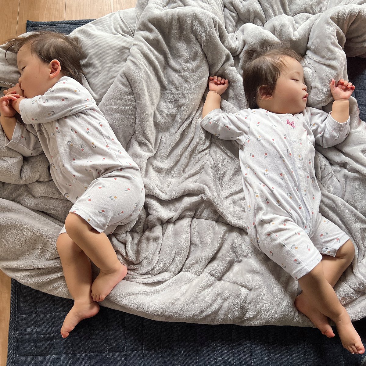 お久しぶりです👶🏻👶🏻

寒すぎて去年の防寒具引っ張り出してきた🥶
お兄ちゃんのお迎え用☺️

と、休日の二度寝😌
さ！！ご飯作りましょ😣