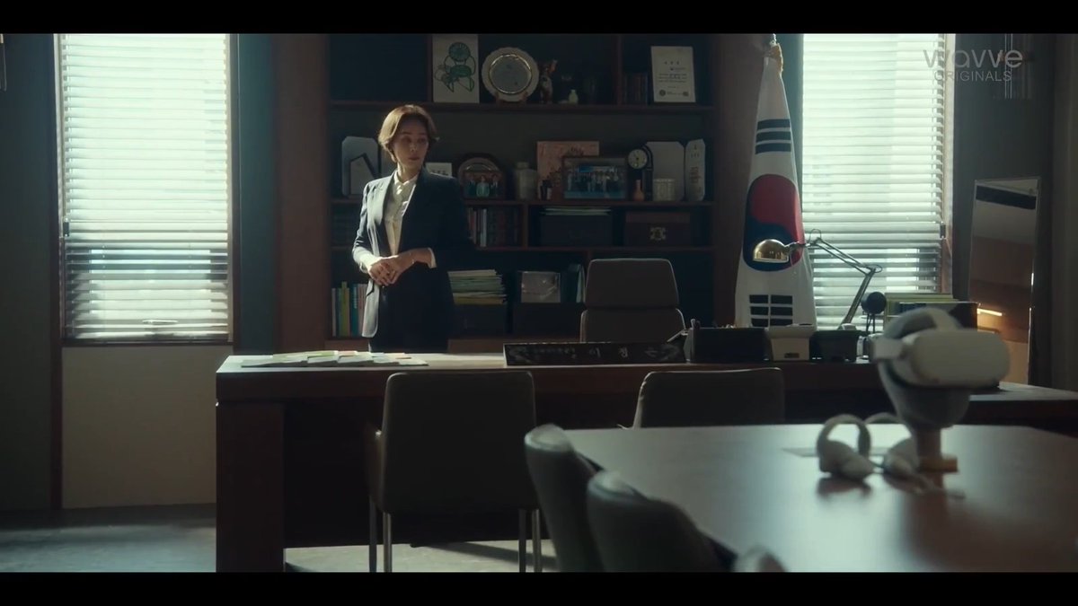 earthtotaemin's tweet photo. #GoingtotheBlueHouseLikeThis / #PoliticalFever (2021)
The main reason why I started this drama is none other than the fact that it kept appearing on top list of popular dramas in 2021. But it took so long for this drama to get subbed😅 https://t.co/oiqWd9EhPA
