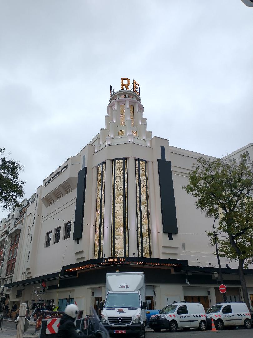 Après deux ans de travaux, la façade restaurée du Grand Rex (classé MH) vient d’être dévoilée. Celle-ci a retrouvé le décor ivoire et or qui était le sien lors de l’inauguration du cinéma en 1932. Son enseigne rotative fonctionne de nouveau (1 boulevard Poissonnière, 2e).