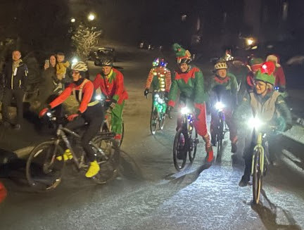 Santa's parade was organised by St Bees Parish Council Santa &amp; his cycling elves met the children &amp; turned on the lights raising a huge £295 for St Bees RNLI
Thank you Santa &amp; the elves for coming the village for your generosity m.facebook.com/story.php?stor…
#rnli #stbees #SantaClaus