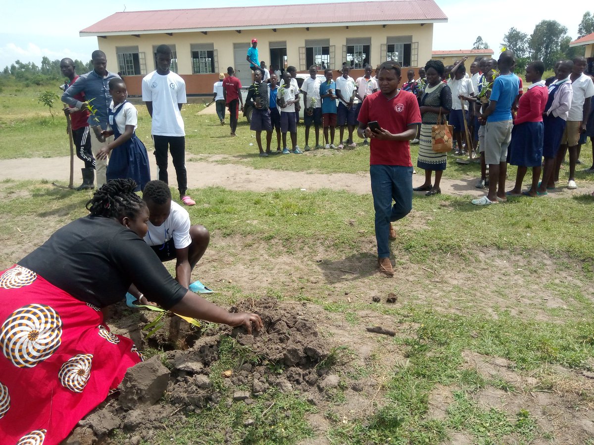 ayowecca_uganda's tweet photo. 1.5 degrees is achievable,#BiodiversityLoss can be protected,Only if all of us participate & Love #nature.Headteacher thanks for hosting #HolidaysAreComing #COP15 #ClimateAction #ClimateCrisis #Web3 #ReFi #Regen #twiff #lossanddamage #ImplementPromisesNow #FridaysForFuture #SDGs https://t.co/aLSHmlrltF