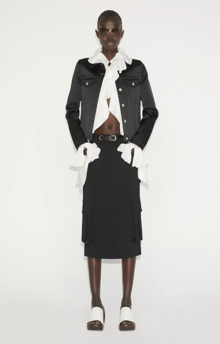 LadymiaMicky's tweet image. Collezione Givenchy PreFall23 @givenchy #Givenchy #PreFall23 #moda #outfit #look #fashion #fashionstyle #style #fashionista #trendy #tendenza #glam #glamour #musthave #myfollowers #UnBacioFatato 👗😍❤️