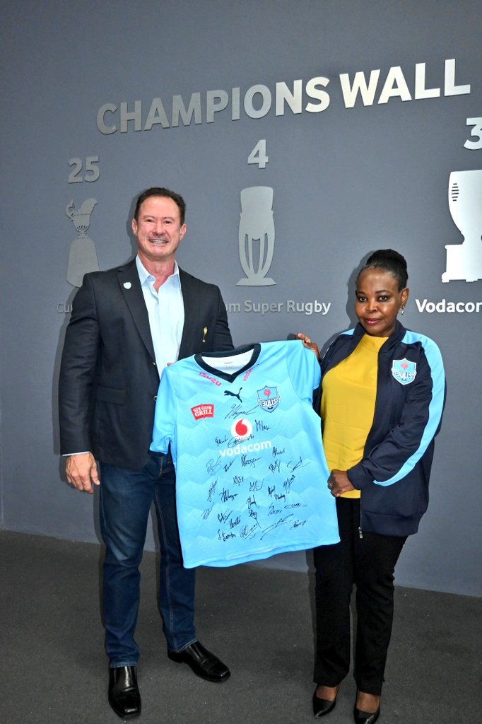 GautengSACR's tweet photo. MEC @Morakane_ received a warm welcome for a meet and greet with the @BlueBullsRugby team at Loftus Versveld Stadium this morning ahead of their clash with the French Lyons tomorrow for the Heineken Championships Cup. https://t.co/kzhHYtMc37