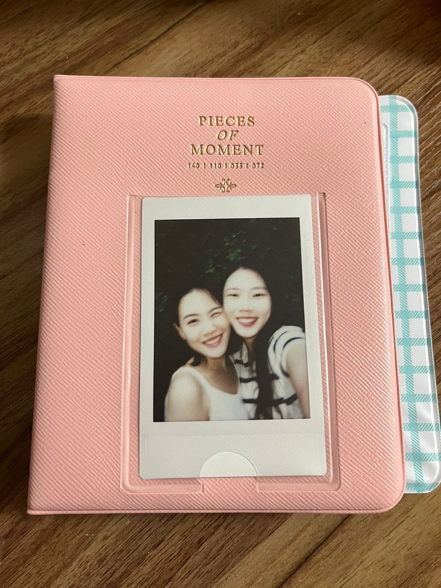 heocine's tweet photo. GL 단편 <왓츠인마이백 What's in my bag?>
현이랑 주영이 폴라로이드 깜짝 공개! 📸
영화에서는 오래 비춰지지 못했지만 둘이 다정하게 볼 맞대고 찍은 사진👭🏻
(독사진 공개 예정💕)
#gl단편 #지엘 #한젤드 #젤드 #지엘영화 #허씨네 #gl #glmovie #왓츠인마이백 https://t.co/4SFjGycdBz
