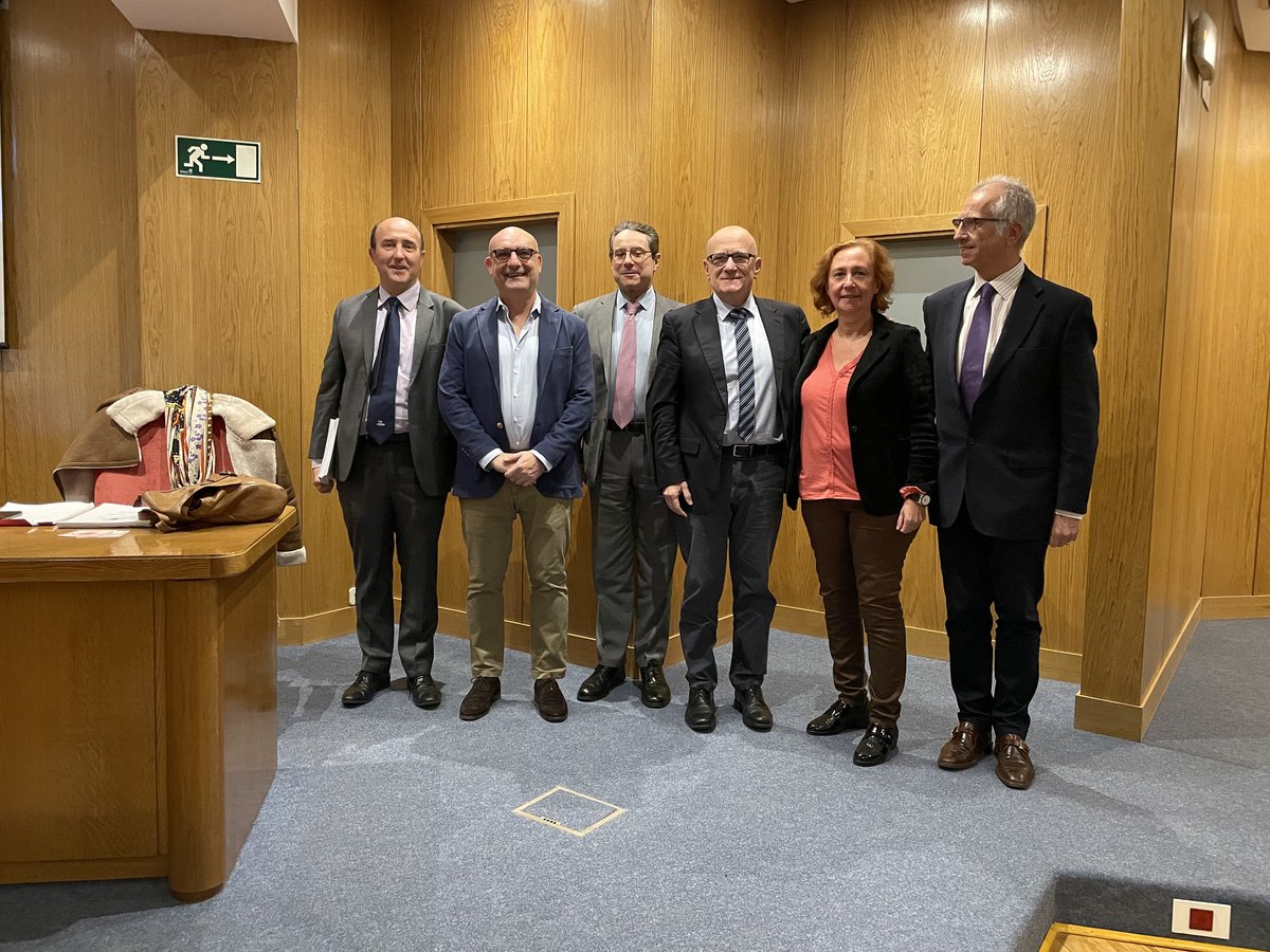 La semana pasada, nuestro Jefe de Grupo <a href="/jmartinezlo/">Joaquin Martinez</a>, defendió y logró una plaza de Catedrático de Hematología en el Departamento de Medicina de la <a href="/unicomplutense/">Complutense</a>.

¡Enhorabuena Joaquín!