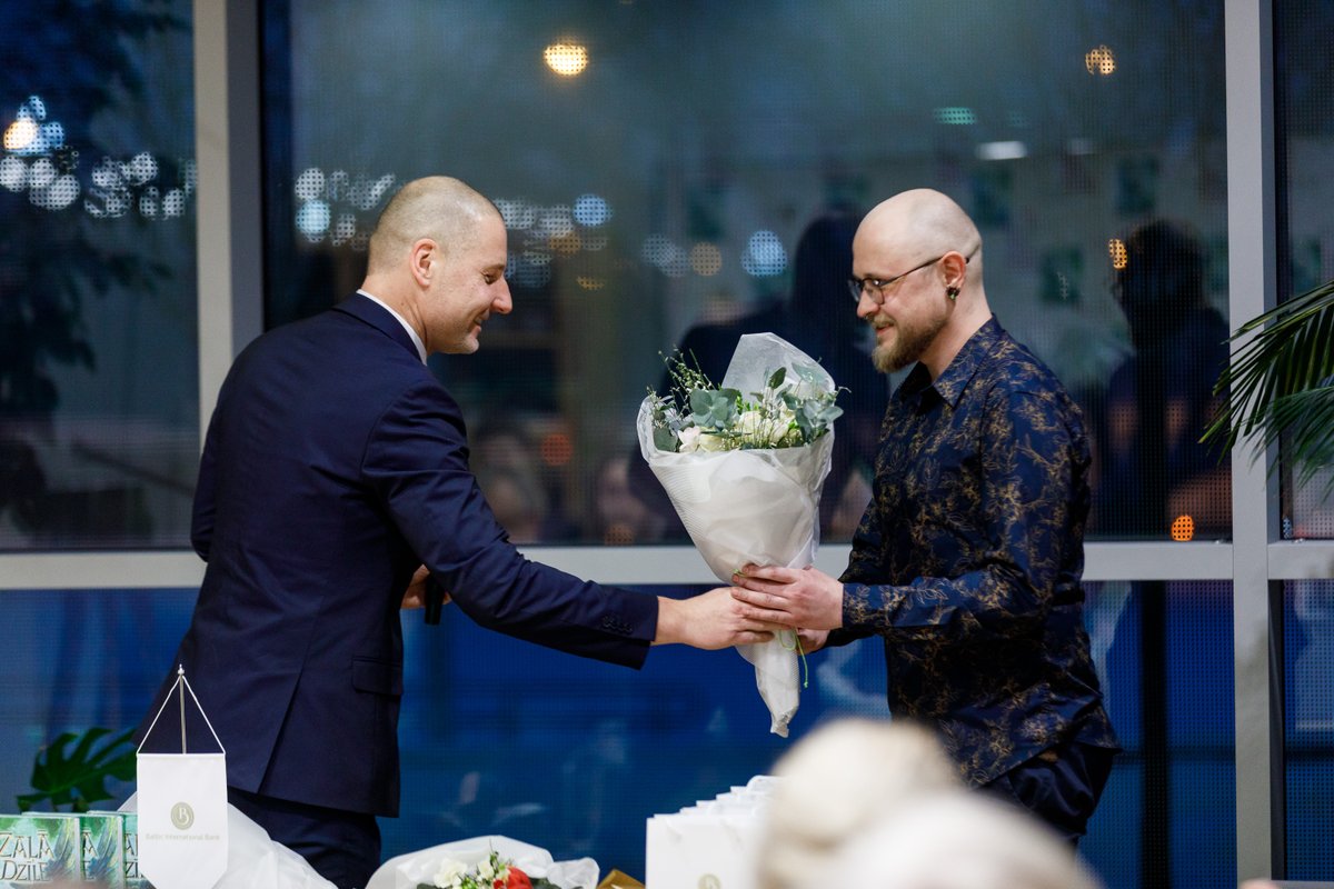 manabiblioteka's tweet photo. ✨Atskatāmies uz notikušo pasākumu @LNB_lv ar prieku un siltumu. Godam esam nosvinējuši ilgi gaidīto Toma Deimonda Barvida debijas romāna “Zaļā Dzīle” iznākšanu, un aicinām arī jūs noķert mirkli burvības, šķirstot pasākuma fotogrāfijas galerijā. https://t.co/azy8KR0FLk