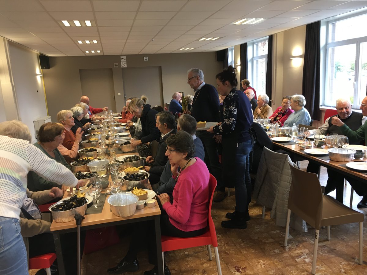 viefwest's tweet photo. 44 leden van Vief Roeselare genoten in november van heerlijke mosselen en frietjes. Er volgde nog een kleine verrassing: Vief-lid Monique Van Butsele bracht een spontaan optreden met enkele franse chansons. Dit werd zeer gesmaakt voor de aanwezigen. 
#Vief #senioren #eetfestijn https://t.co/9FKc7L35KW