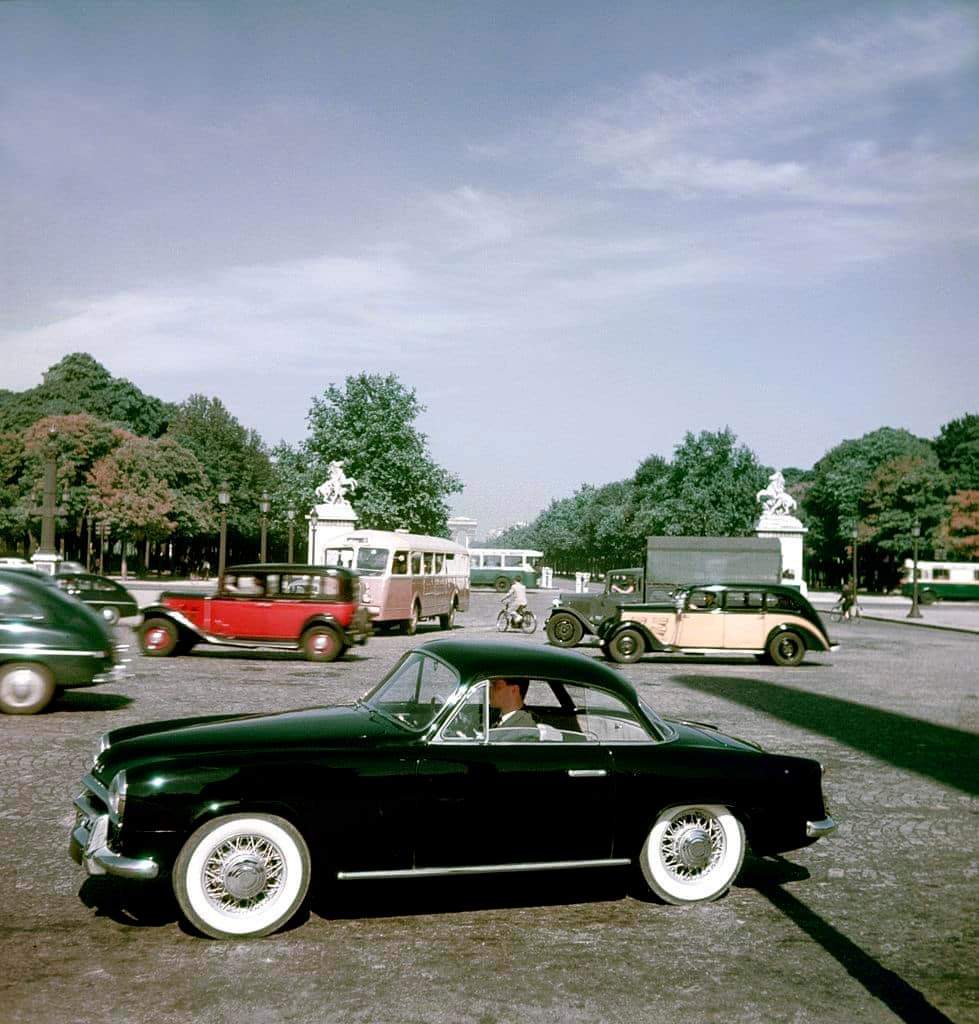 Jean-Philippe Charbonnier 📷
Les Champs-Élysées vus de la place de la Concorde 
1952. Paris