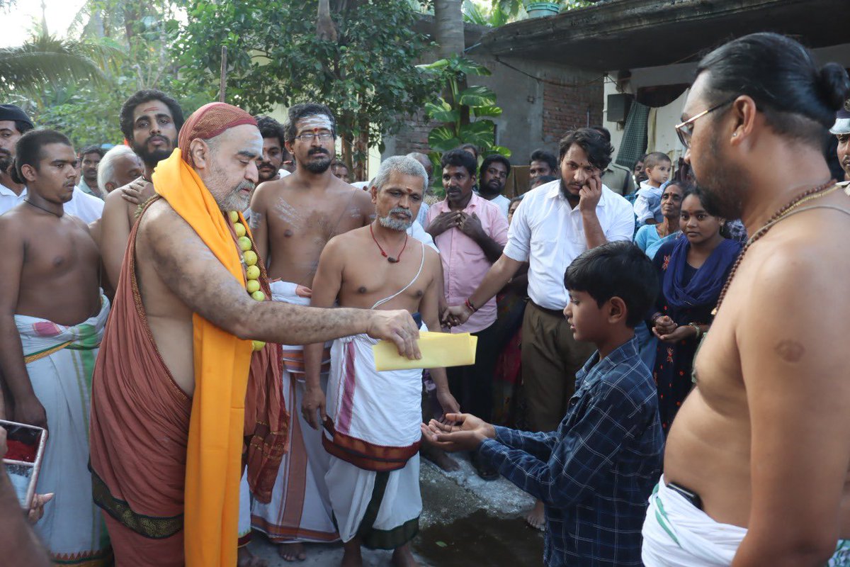 KanchiMatham's tweet photo. Vijaya yatra updates- Pujyashri Shankaracharya Swamiji visited Ramalayam @ Gautami nagar colony, #Peruru on 1st Dec. 2022 and blessed the devotees with anugraha Bhashanam #Kamakoti https://t.co/oGttMaTwsS